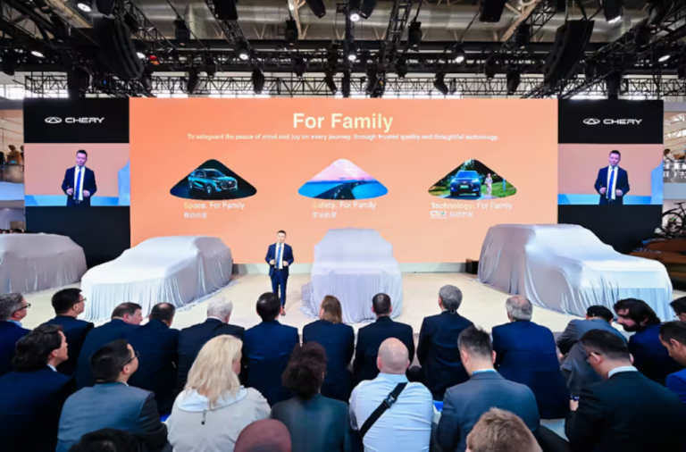 Salón de Beijing 2026: Chery presenta el nuevo Tiggo V y adelanta un 100% eléctrico para Chile